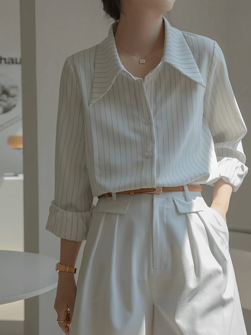 Camisa Vintage com Listras Finas Gola Ampla e Punhos Ajustados - Lucia