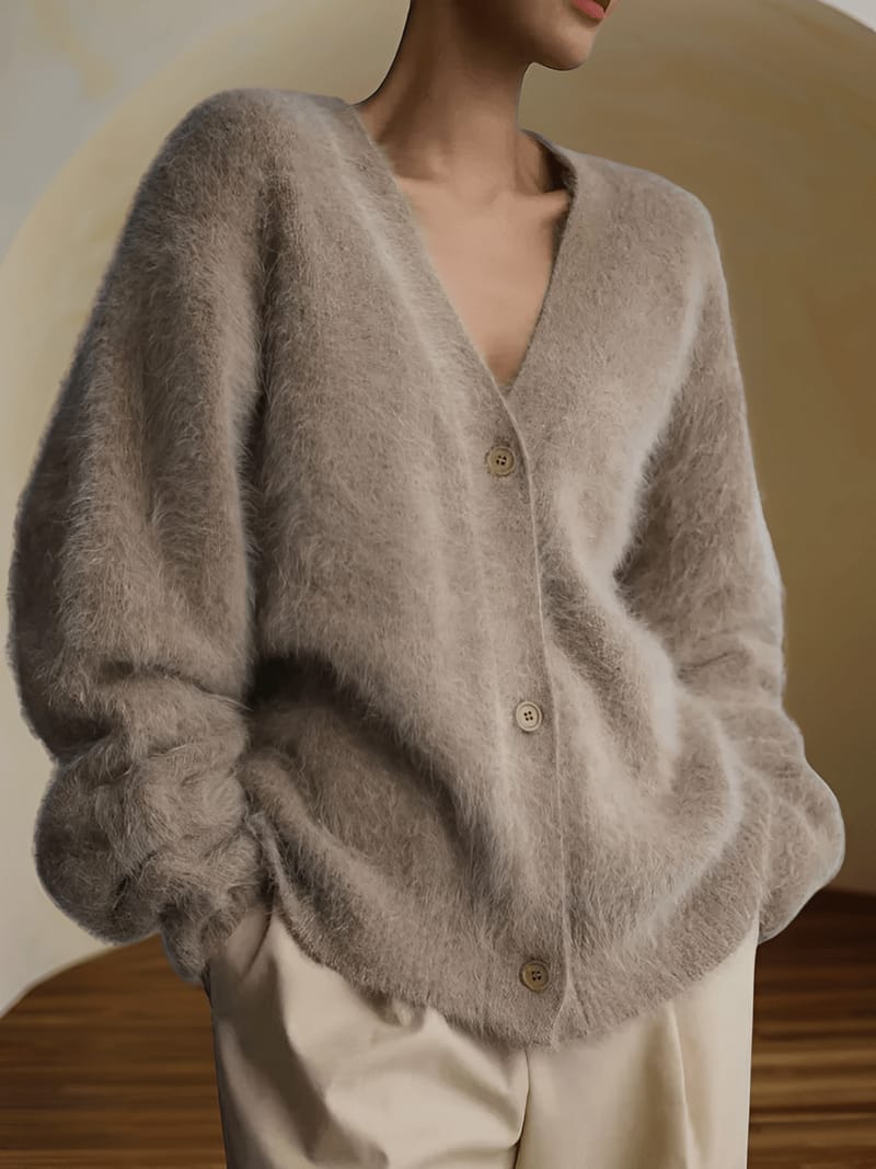 Cardigan em Tricô Peluciado com Decote V e Botões - Isabel
