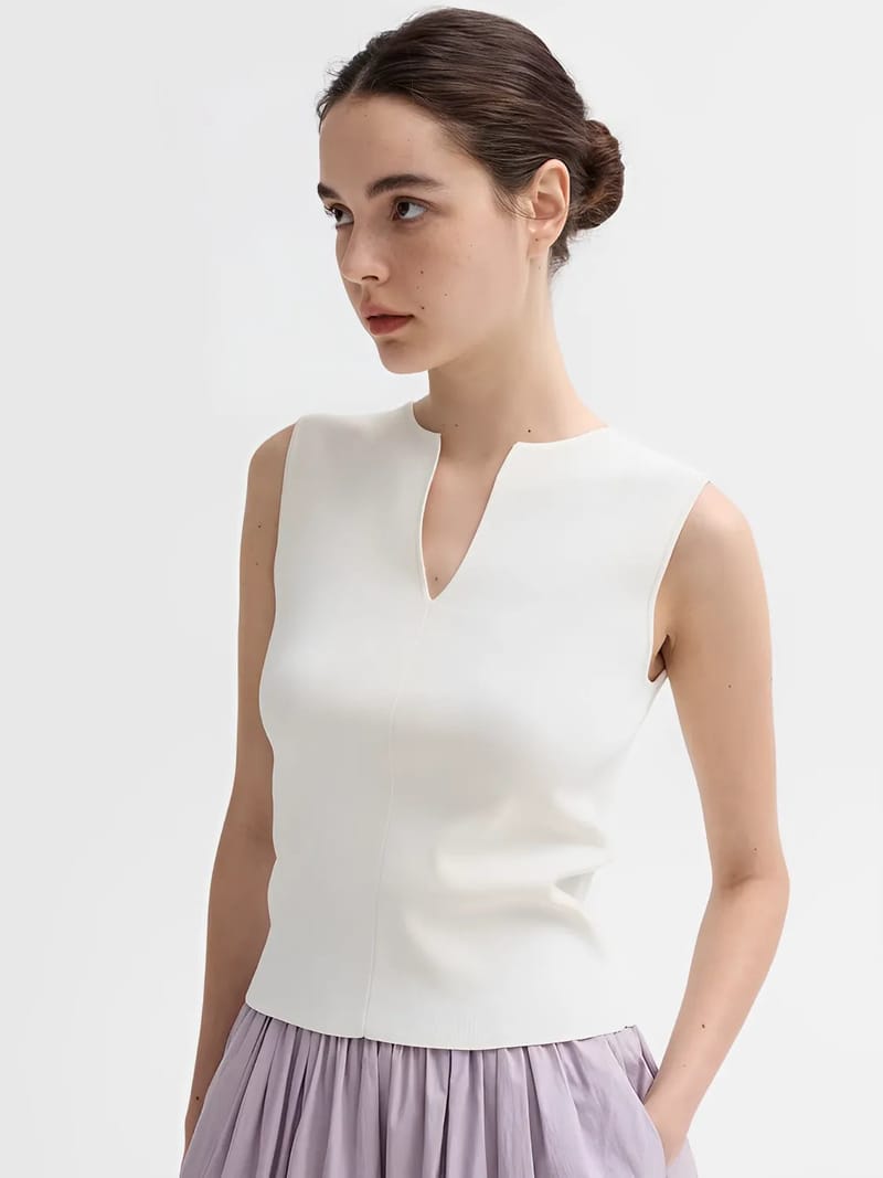Blusa Feminina Regata Básica Decote em V Tecido Leve - Estela
