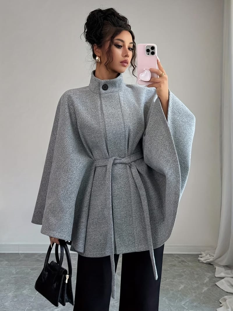 Casaco Poncho Evasê Estruturado com Cinto Faixa e Gola Alta Elegante – Ginevra